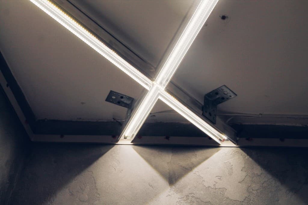 Монтаж профиля для LED-ленты — крепление профиля на потолок